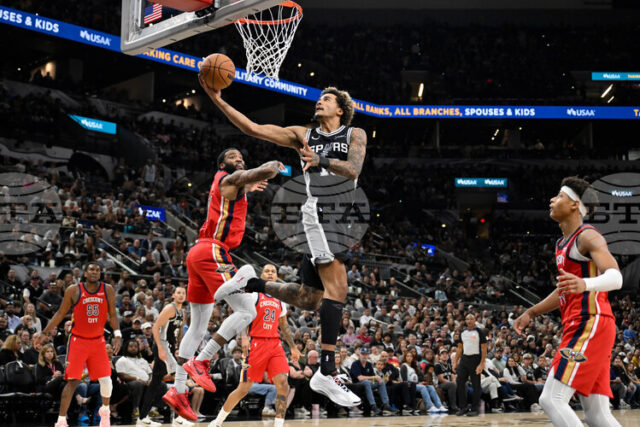 Сан Антонио постигна седмата си победи в Националната баскетболна асоциация Сан Антонио постигна седмата си победи в Националната баскетболна асоциация срещу Ню Орлиънс