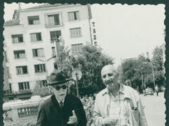 Симеон Радев след обществено-политическите промени – път към творчеството Симеон Радев и Петко Тихолов, журналист, на площад „Народно събрание“. София. 7 юли 1964 г.ЦДА, ф. 77К, оп. 4, а.е. 1674