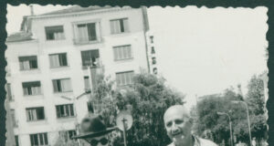 Симеон Радев и Петко Тихолов, журналист, на площад „Народно събрание“. София. 7 юли 1964 г.ЦДА, ф. 77К, оп. 4, а.е. 1674
