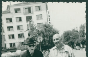 Симеон Радев след обществено-политическите промени – път към творчеството Симеон Радев и Петко Тихолов, журналист, на площад „Народно събрание“. София. 7 юли 1964 г.ЦДА, ф. 77К, оп. 4, а.е. 1674