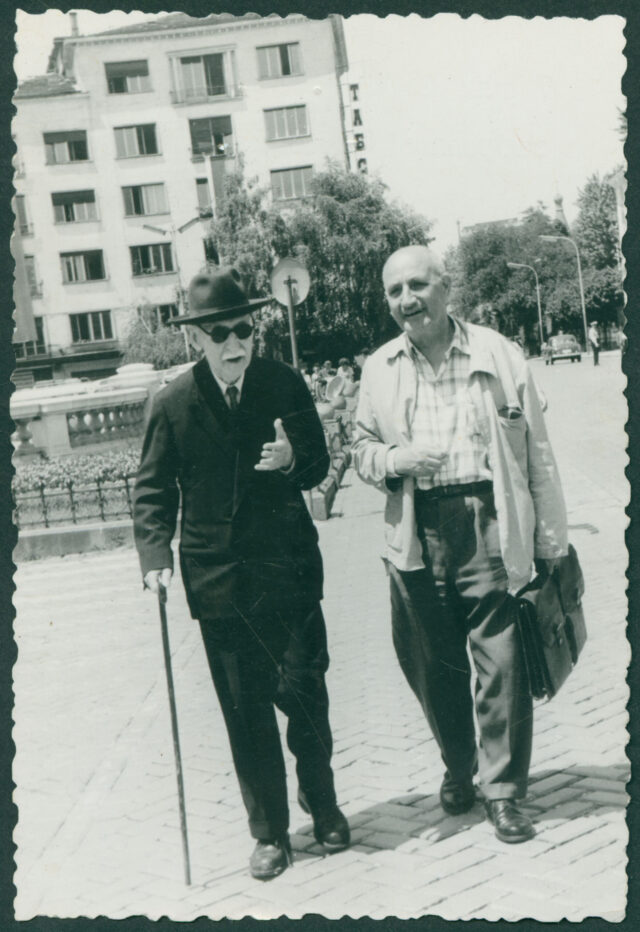 Симеон Радев след обществено-политическите промени – път към творчеството Симеон Радев и Петко Тихолов, журналист, на площад „Народно събрание“. София. 7 юли 1964 г.ЦДА, ф. 77К, оп. 4, а.е. 1674