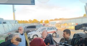След прекратеното футболно дерби между Локомотив и Ботев
                                                                                                "Локомотив го отнесе заради един симулант", заяви собственикът на клуба Христо Крушарски след прекратения мач с Ботев