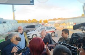 След прекратеното футболно дерби между Локомотив и Ботев
                                                                                                "Локомотив го отнесе заради един симулант", заяви собственикът на клуба Христо Крушарски след прекратения мач с Ботев