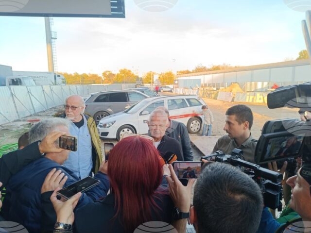 След прекратеното футболно дерби между Локомотив и Ботев
                                                                                                "Локомотив го отнесе заради един симулант", заяви собственикът на клуба Христо Крушарски след прекратения мач с Ботев