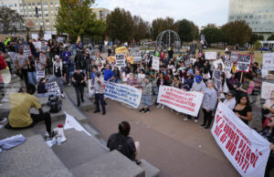 Служители на американското министерство на вътрешната сигурност провеждат мащабна акция в най-големия град в Северна Каролина Служители на американското министерство на вътрешната сигурност провеждат мащабна акция в най-големия град в Северна Каролина