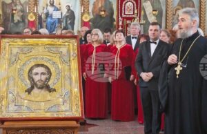 Смесеният хор "Проф. Венета Вичева" изнесе концерт "Православни песнопения" в храма "Св. Три Светители" в Шумен