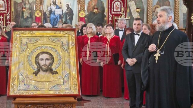 Смесеният хор "Проф. Венета Вичева" изнесе концерт "Православни песнопения" в Смесеният хор "Проф. Венета Вичева" изнесе концерт "Православни песнопения" в храма "Св. Три Светители" в Шумен