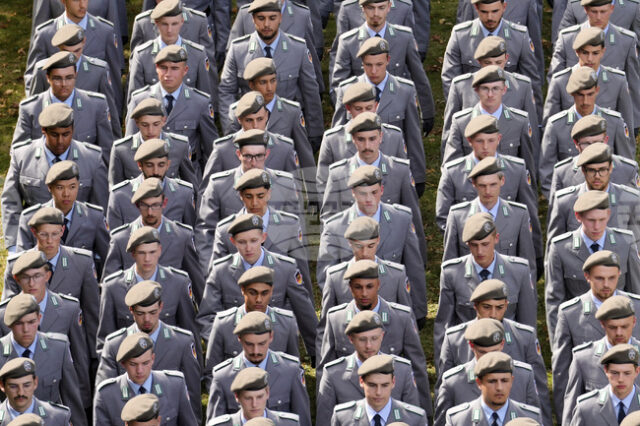 Спорни реакции след решението за доброволна служба с опция за Новобранци в Бундесвера полагат клетва пред парламента на провинция Северен Рейн-Вестфалия в Дюселдорф на 4 септември 2025 г.