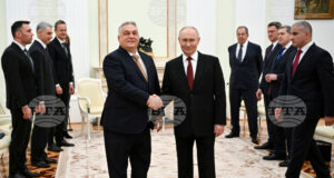 Ръкостискане между лидерите на Русия и Унгария Владимир Путин и Виктор Орбан по време на срещата в Сенатския дворец в Кремъл, 28 ноември 2025 г.