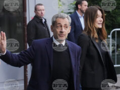 Бившият френски президент Никола Саркози с жена си Карла Бруни на път за затвора "Санте" в Париж, 21 октомври 2025 г. Снимка: AP