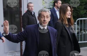 Съдът във Франция обсъжда освобождаването на Никола Саркози от затвора Бившият френски президент Никола Саркози с жена си Карла Бруни на път за затвора "Санте" в Париж, 21 октомври 2025 г. Снимка: AP