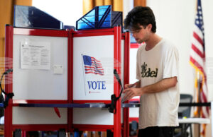 Тексас гласува за забрана хората без гражданство да участват във вот, а Мейн отхвърли предложение да се показват лични карти в избирателните секции Тексас гласува за забрана хората без гражданство да участват във вот, а Мейн отхвърли предложение да се показват лични карти в избирателните секции