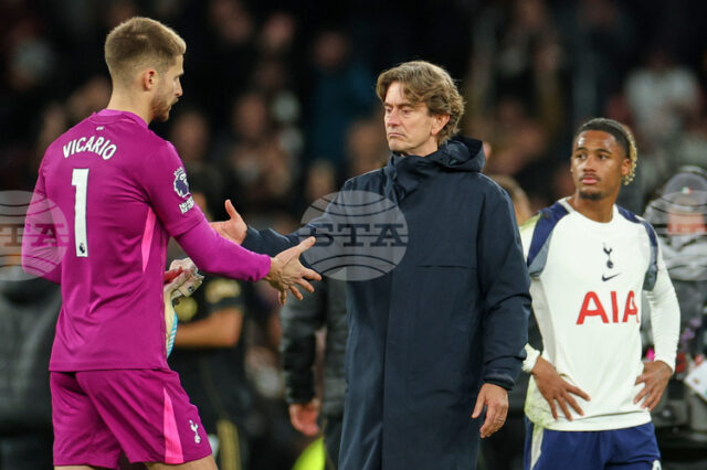 Томас Франк разкритикува феновете на Тотнъм за освиркванията към вратаря Викарио след грешка