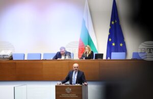 Министерският съвет не е предлагал поименни кандидатури за търговски представител в „Лукойл Нефтохим“, каза вицепремиерът Дончев в НС