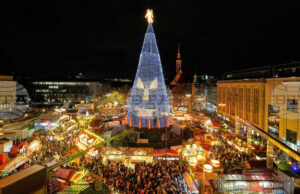 Традиционната 45-метрова коледна елха в Дортмунд беше тържествено осветена