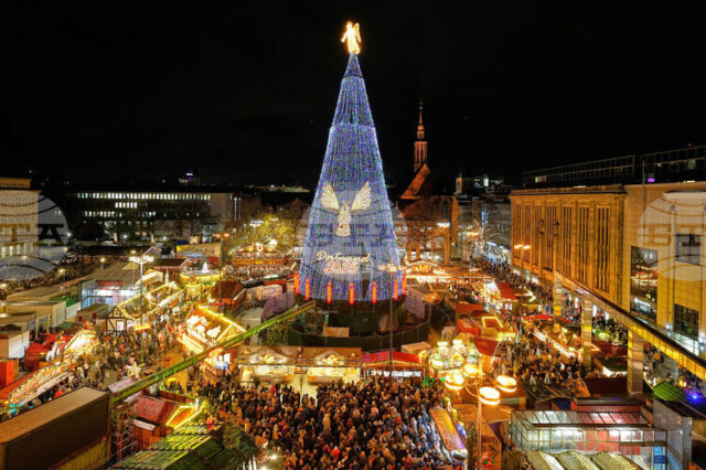 Традиционната 45-метрова коледна елха в Дортмунд беше тържествено осветена