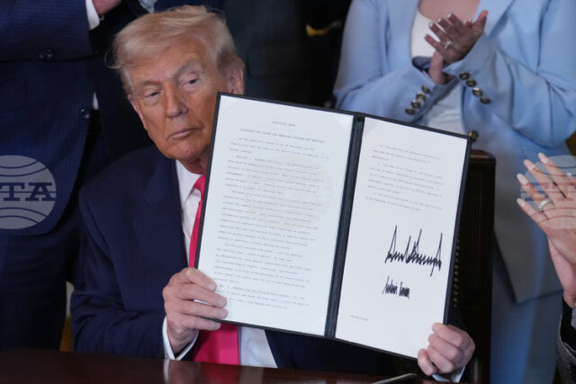 Тръмп отмени част реципрочните мита, които сам въведе Тръмп отмени част реципрочните мита, които сам въведе