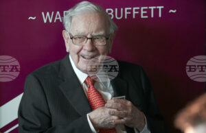 Уорън Бъфет се оттегля като главен изпълнителен директор на „Бъркшър Хатауей“, но ще запази акциите си, посочва милиардерът в писмо до акционерите