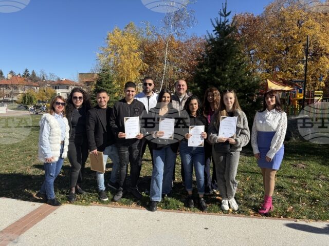 Ученици от бяха отличени за участието си в конкурс, посветен на издирването на цитати, мисли и откъси за град Самоков