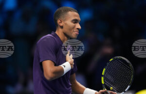 Феликс Оже-Алиасим преодоля груповата фаза на Финалния турнир на АТП