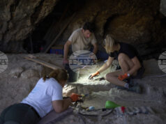 Фигурка на 12 000 години, изобразяваща взаимодействие между човек и животно, беше открита в Северен Израел