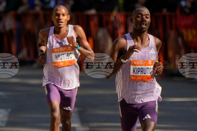 Хелен Обири от Кения направи рекорд на Маратона на Ню Хелен Обири от Кения направи рекорд на Маратона на Ню Йорк, сънародникът й Бенсон Кипруто триумфира при мъжете