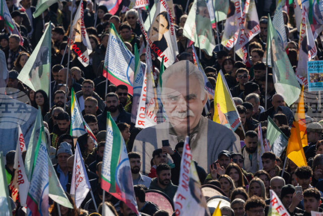 Хиляди кюрди се събраха в германския град Кьолн, за да поискат освобождаването на лидера на Кюрдската работническа партия Абдуллах Йоджалан