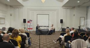 Четвърта среща семинар на ръководителите на български фолклорни състави от чужбина
                                                                                                Доц. Георги Гаров представи пред ръководители на български състави от чужбина лекция за Пиринската фолклорна област