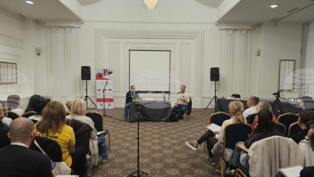 Четвърта среща семинар на ръководителите на български фолклорни състави от чужбина
                                                                                                Доц. Георги Гаров представи пред ръководители на български състави от чужбина лекция за Пиринската фолклорна област