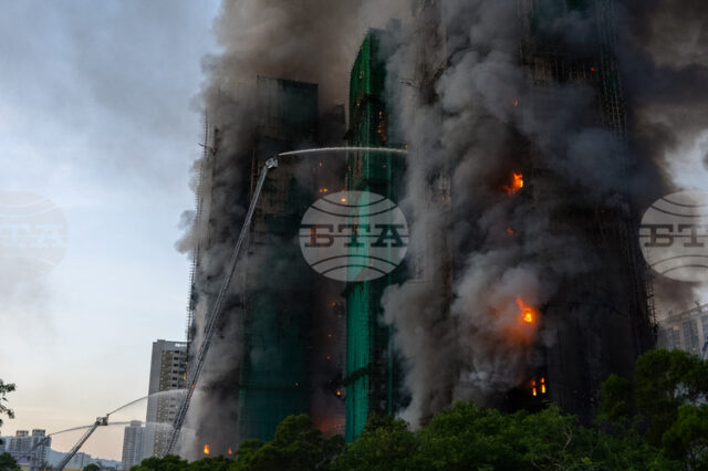 Четирима души загинаха при пожар в многоетажни сгради в Хонконг