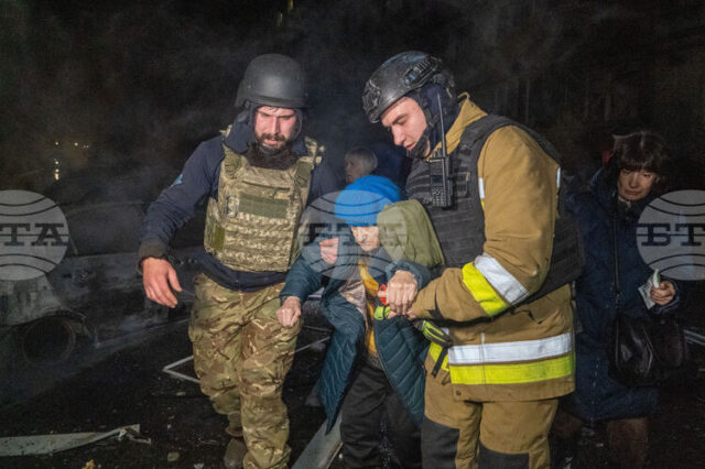 Четирима загинали и 17 ранени при руски удари с дронове във втория по големина украински град Харков