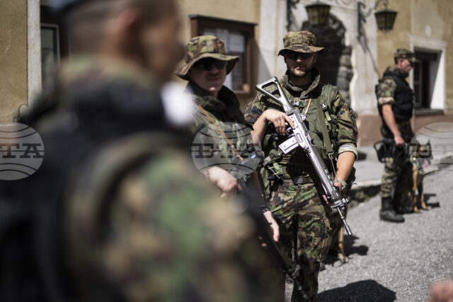 Швейцарците гласуват на референдум дали да бъде въведена задължителна военна Швейцарците гласуват на референдум дали да бъде въведена задължителна военна служба за жените