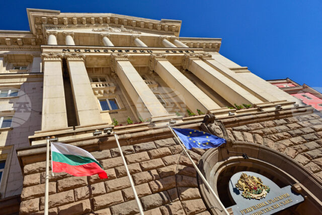 Ще успеят ли управляващите да овладеят кризата „Лукойл“? Министерският съвет