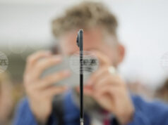 „Епъл“ намалява наполовина производството на „айФон Еър“ заради слабо търсене