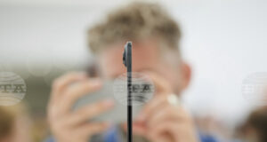 „Епъл“ намалява наполовина производството на „айФон Еър“ заради слабо търсене