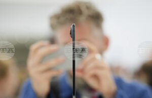 „Епъл“ намалява наполовина производството на „айФон Еър“ заради слабо търсене