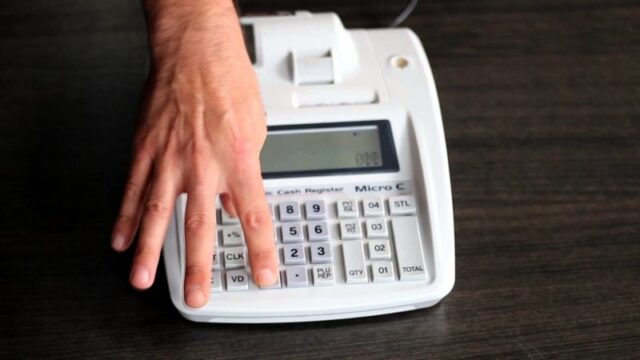 „Пистолет в лицето на бизнеса“: В последния момент държавата задължава касови апарати