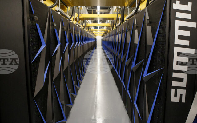 „Шнайдер Електрик“ сключи сделки за над 2 млрд. долара с два оператора на центрове за данни в САЩ