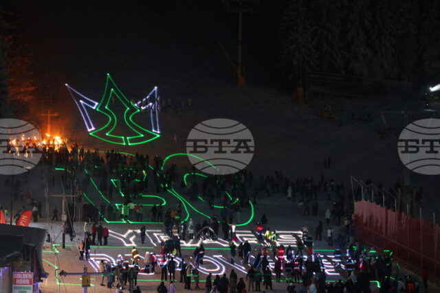 Със светлинно и факелно шоу, музикална програма и забавления за Със светлинно и факелно шоу, музикална програма и забавления за най-малките бе открит зимният сезон в Боровец