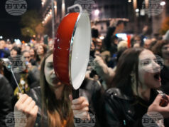 2025: Годината на напрежение и кризи на Балканите Протестиращи в Сърбия скандират лозунги по време на протест пред парламента в Белград