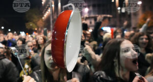 Протестиращи в Сърбия скандират лозунги по време на протест пред парламента в Белград