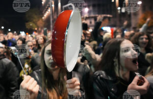 Протестиращи в Сърбия скандират лозунги по време на протест пред парламента в Белград