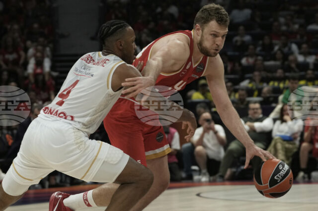 Александър Везенков изигра силен мач, но Олимпиакос загуби от Валенсия Александър Везенков изигра силен мач, но Олимпиакос загуби от Валенсия в Евролигата, Апоел надви Цървена звезда на Коди Милър-Макинтайър