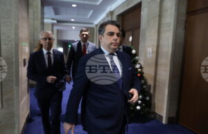 Асен Василев: Управляващите се опитват да си прокарат крадливия бюджет за четвърти път Асен Василев