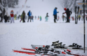 Атрактивно спускане и празнична програма бележат началото на зимния сезон в Банско днес