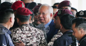 Бившият малайзийски премиер Наджиб Разак беше признат за виновен за злоупотреба с власт и пране на пари