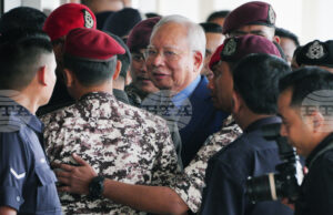 Бившият малайзийски премиер Наджиб Разак беше признат за виновен за злоупотреба с власт и пране на пари