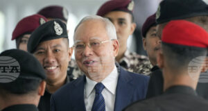 Бившият премиер на Малайзия Наджиб Разак призова за спокойствие след новата присъда и обеща да продължи борбата си