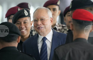 Бившият премиер на Малайзия Наджиб Разак призова за спокойствие след новата присъда и обеща да продължи борбата си