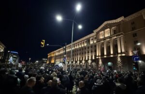 Близо 40 населени места у нас и в чужбина излизат на протест срещу властта. В София блокадите вече започнаха